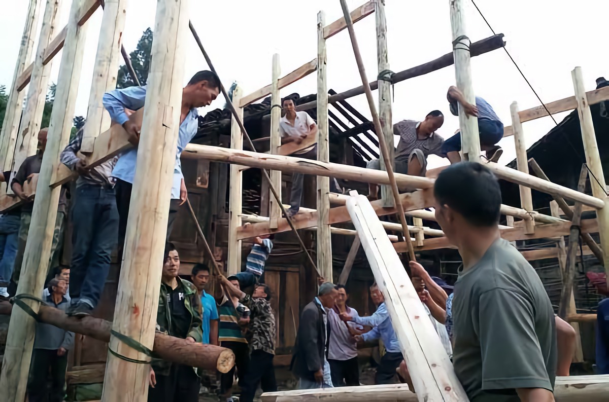 Erecting the structure for the Miaoxia Community Kitchen in July 2015.